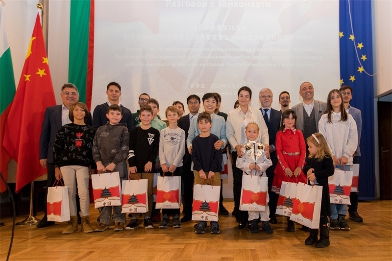 為保加利亞青少年頒發(fā)獎品。中國駐保加利亞大使館供圖