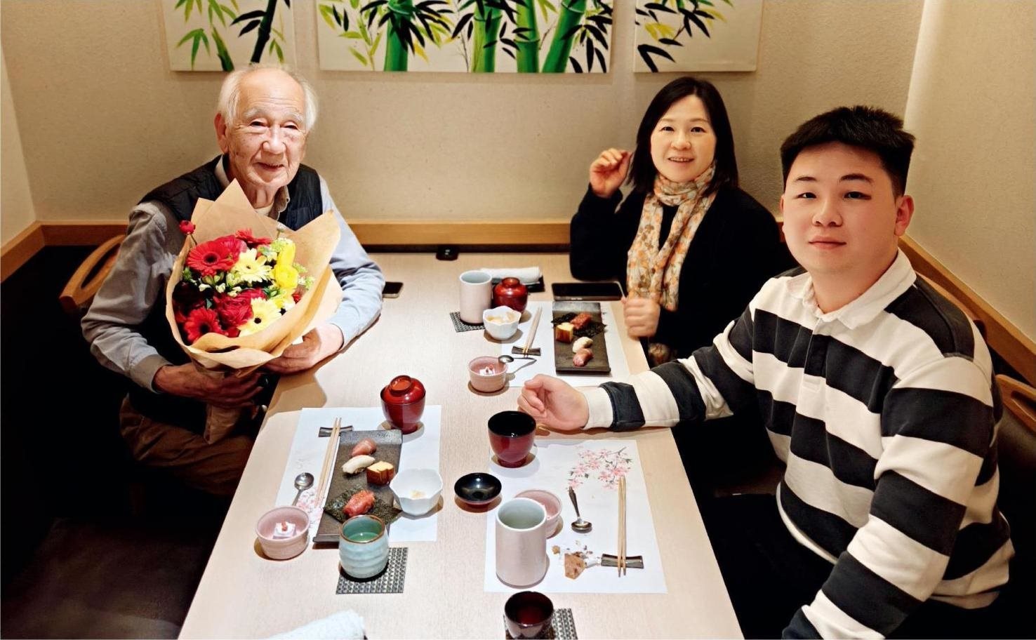 佐佐木俊一與彭林（中）、彭俊霖（右）在一起。