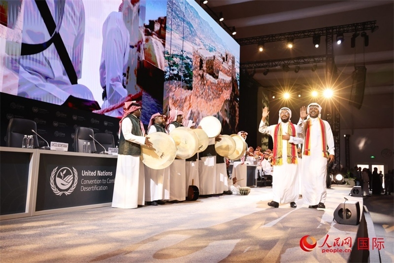 《聯(lián)合國防治荒漠化公約》第十六次締約方大會2日開幕。圖為開幕式表演。人民網(wǎng)記者任皓宇攝