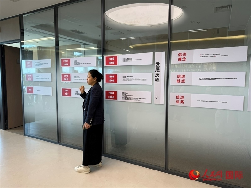 魏天慧律師在介紹廣東信達(dá)律師事務(wù)所。人民網(wǎng) 宋歌攝