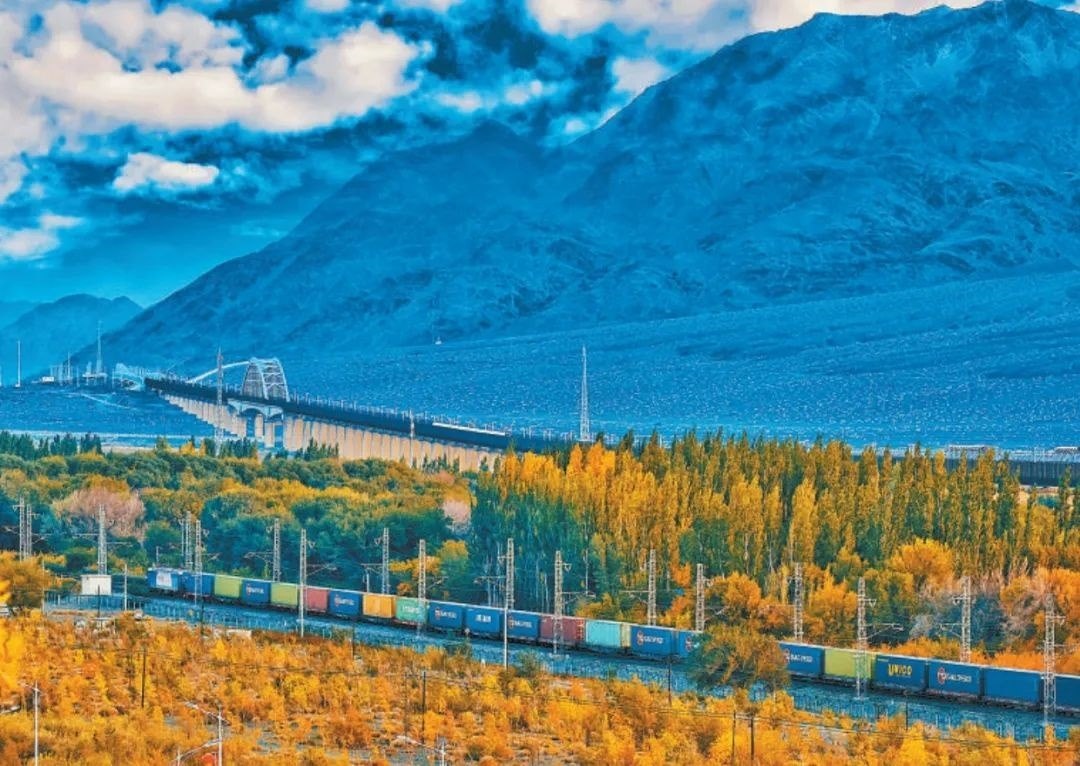 2013年，隨著共建“一帶一路”倡議提出，中歐班列應運而生。今年11月20日，第十萬列中歐班列正式出境。截至目前，中歐班列累計運送貨物超1100萬標箱、貨值超4200億美元，貨物品類達53大類5萬余種。圖為中歐班列行駛在新疆烏魯木齊達坂城濕地。擺風亮 攝（新華社發(fā)）