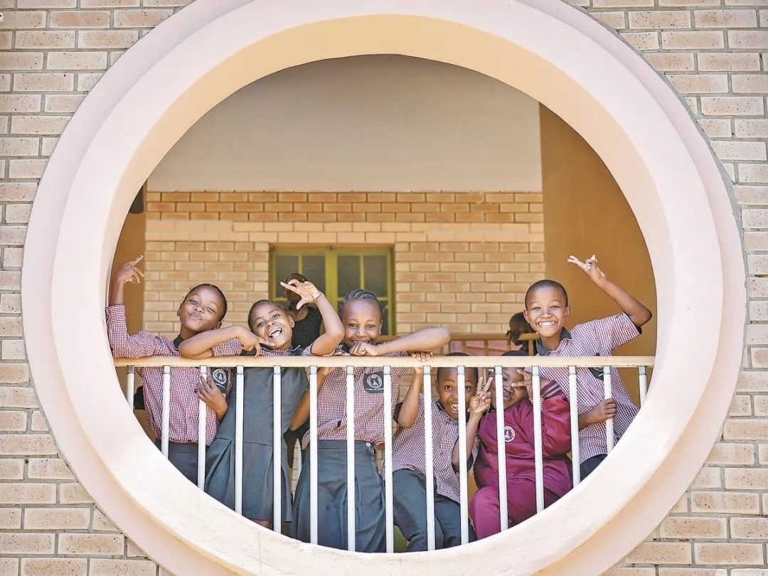 位于博茨瓦納南部的莫帕尼小學是中國援建的現(xiàn)代化學校，當?shù)貎和慕逃龡l件因此得到改善。圖為莫帕尼小學課間休息的學生們。新華社記者 韓旭 攝