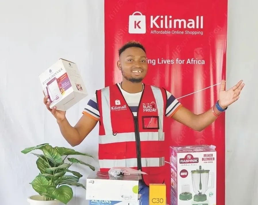 隨著“絲路電商”國際合作深入推進，共建“一帶一路”國家雙多邊數(shù)字貿(mào)易規(guī)則對接不斷強化。借助“絲路電商”合作機制，肯尼亞主播迪克森·恩甘加在當?shù)刂辈ж?。劉婉?攝（新華社發(fā)）