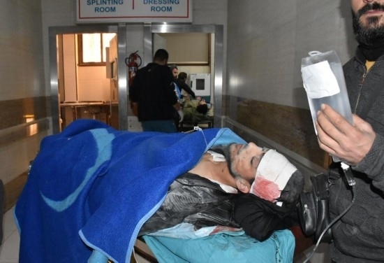 11月29日，在敘利亞阿勒頗，傷者被送往醫(yī)院接受治療。新華社發(fā)