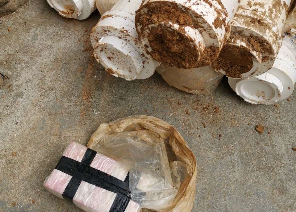 圖為警方查獲的藏匿于PVC管道中的部分現(xiàn)金。（警方供圖）