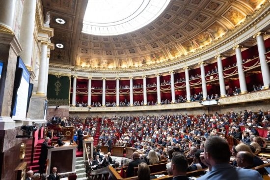 10月1日，法國(guó)總理巴尼耶在位于巴黎的法國(guó)國(guó)民議會(huì)發(fā)表演講。新華社發(fā)（杰克·陳攝）