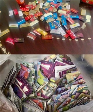 孩子們收集的煙卡、卡牌。受訪者供圖