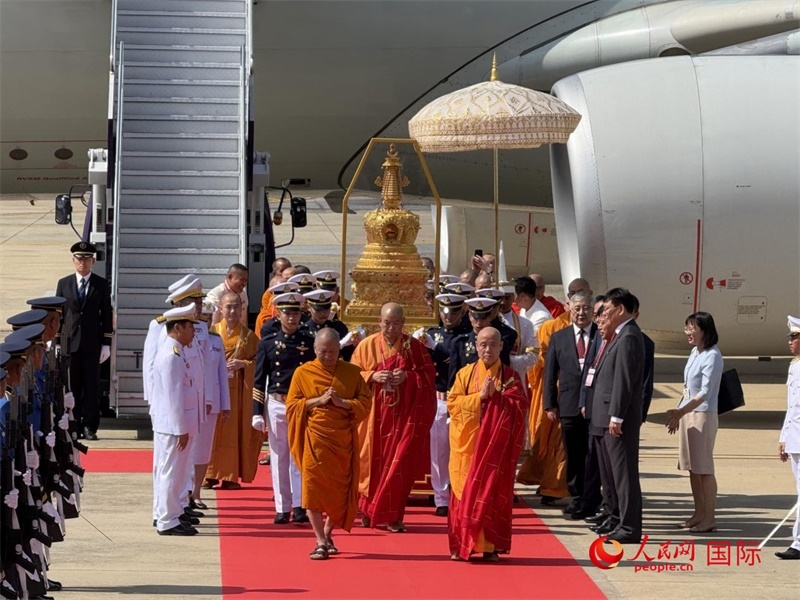 北京靈光寺佛牙舍利抵達泰國曼谷廊曼軍用機場。人民網(wǎng)記者章念生攝