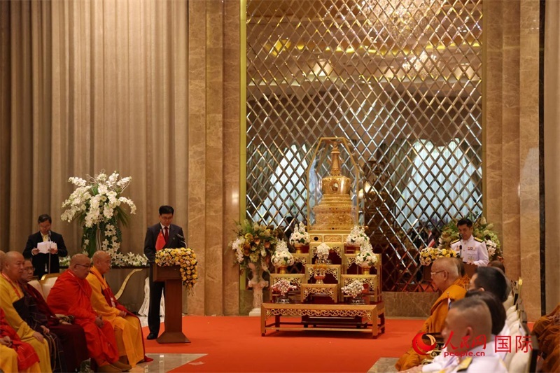 中泰兩國代表在曼谷廊曼軍用機場舉辦的迎請儀式上致辭。人民網(wǎng)記者楊一攝