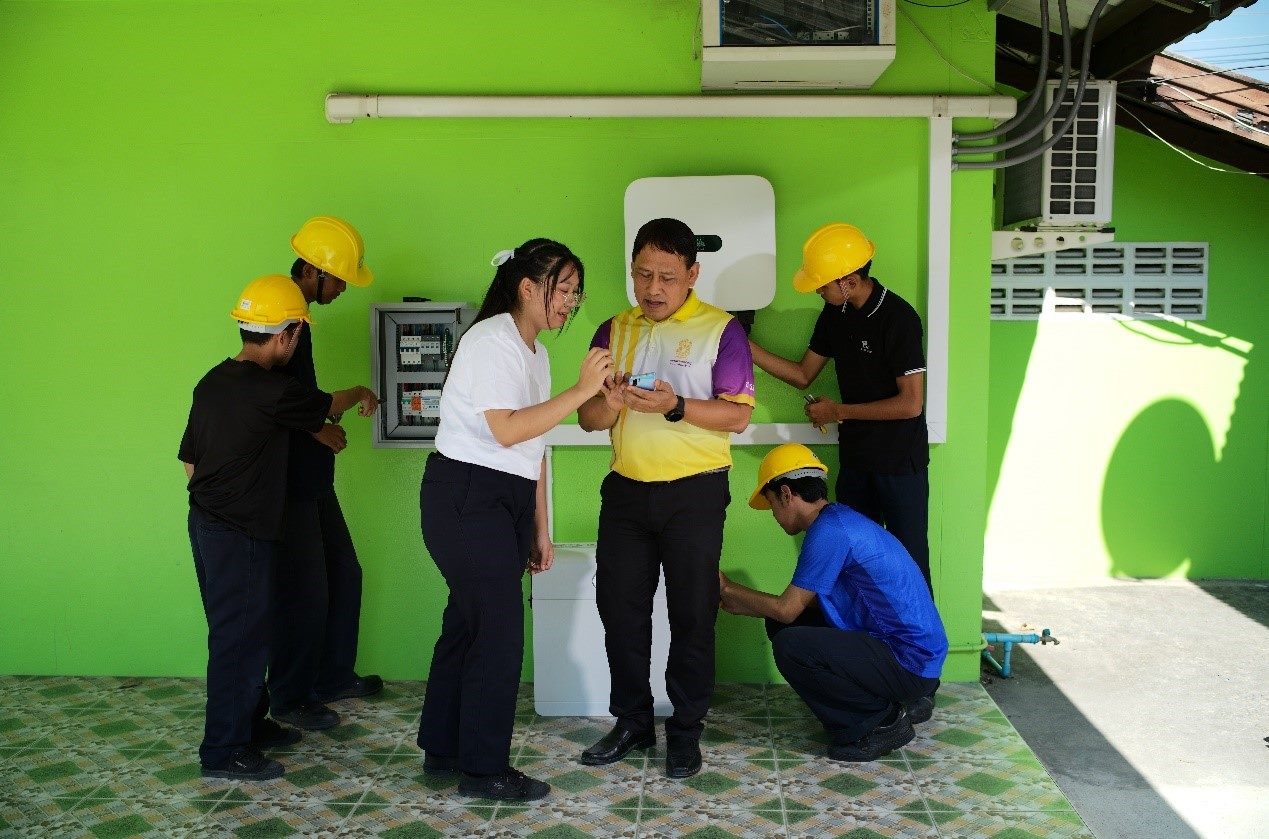 工作人員為當(dāng)?shù)靥﹪蠋熤v解說明。主辦方供圖