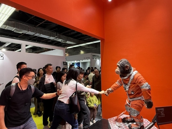 本土原創(chuàng)公司JIN ARTS帶領(lǐng)仿生機(jī)器人亮相廣州設(shè)計(jì)周11號館。（受訪者供圖）