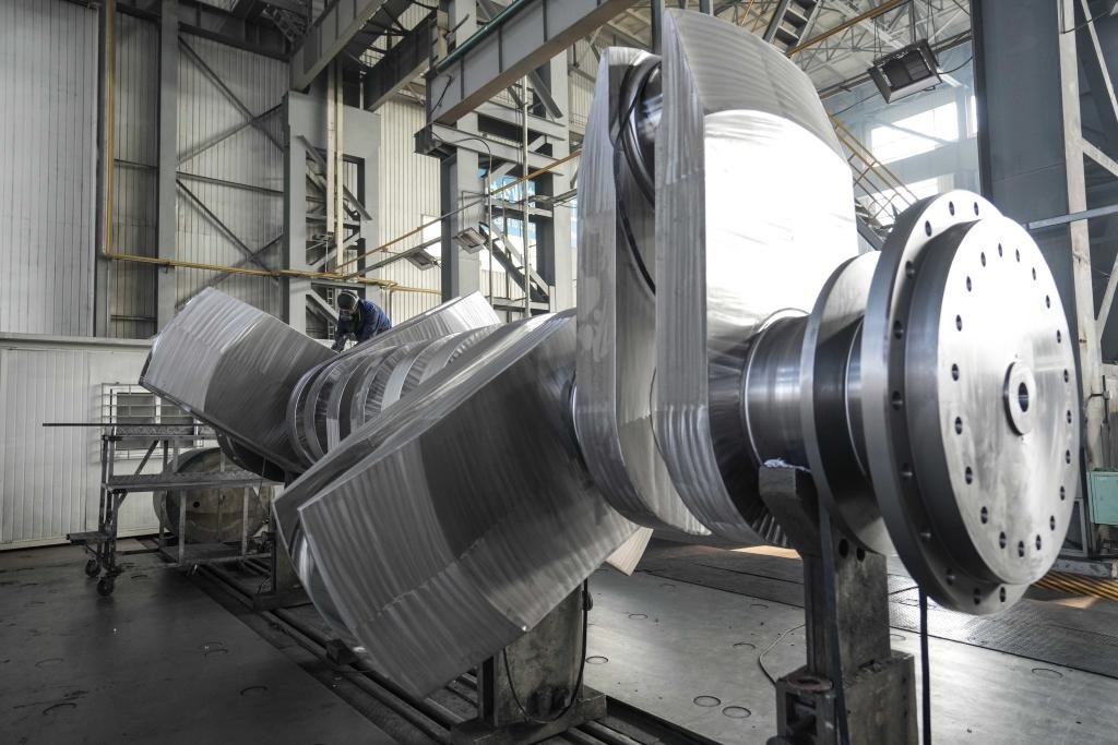 2024年1月11日，工人在大連華銳船用曲軸有限公司加工車間加工產(chǎn)品。新華社記者 潘昱龍 攝