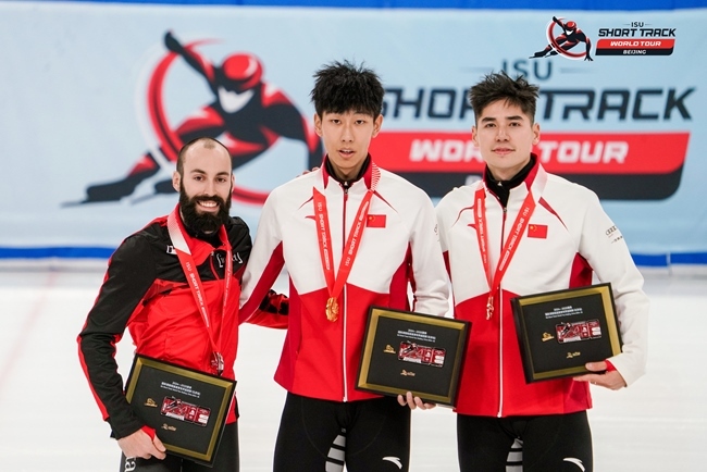 男子500米頒獎儀式，中國選手孫龍(中)奪得冠軍，加拿大選手杜博伊斯(左)獲得亞軍，中國選手劉少昂獲得季軍。賽事組委會供圖