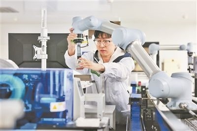 廣東省深圳市科研人員在實驗室調(diào)試智能機器人。視覺中國供圖