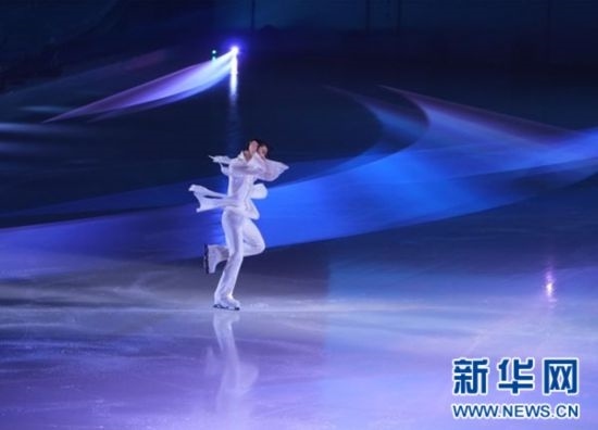 圖為羽生結(jié)弦在表演中。記者 錢錚 攝