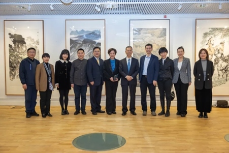 中國駐瑞典大使崔愛民與畫展主辦方人員合影。中國駐瑞典大使館供圖