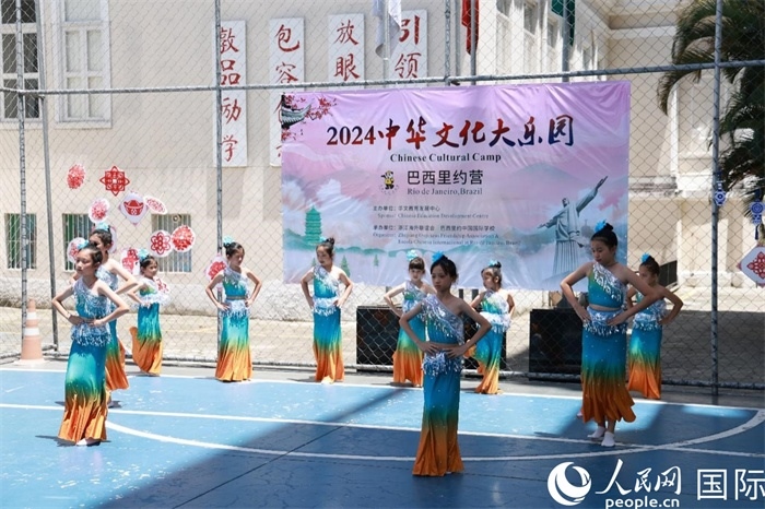 傣族舞蹈《金色的孔雀》以優(yōu)美的動(dòng)作贏得觀眾喝彩。人民網(wǎng)記者 陳海琪攝