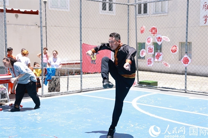 塔吉克舞蹈《夢(mèng)想》通過靈動(dòng)的舞姿展現(xiàn)了塔吉克族對(duì)美好生活的向往，仿佛帶領(lǐng)觀眾走進(jìn)了帕米爾高原。人民網(wǎng)記者 陳海琪攝