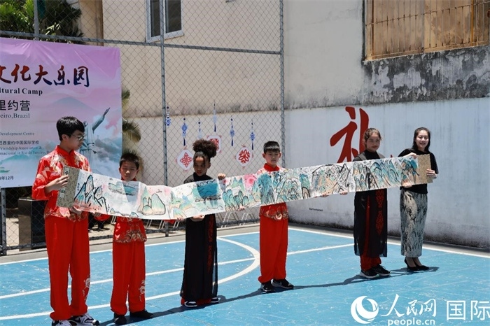 《一書一畫》展現(xiàn)了小營(yíng)員們的繪畫技巧。人民網(wǎng)記者 陳海琪攝