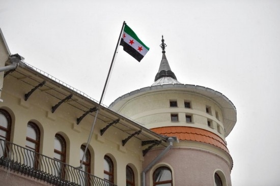 12月9日，在俄羅斯首都莫斯科，敘利亞駐俄羅斯使館升起代表敘利亞反對(duì)派的旗幟。新華社發(fā)（亞歷山大攝）