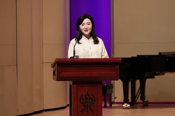 中央音樂學院黨委書記、中國民族管弦樂學會胡琴專業(yè)委員會會長于紅梅致辭。中國民族管弦樂學會胡琴專業(yè)委員會供圖