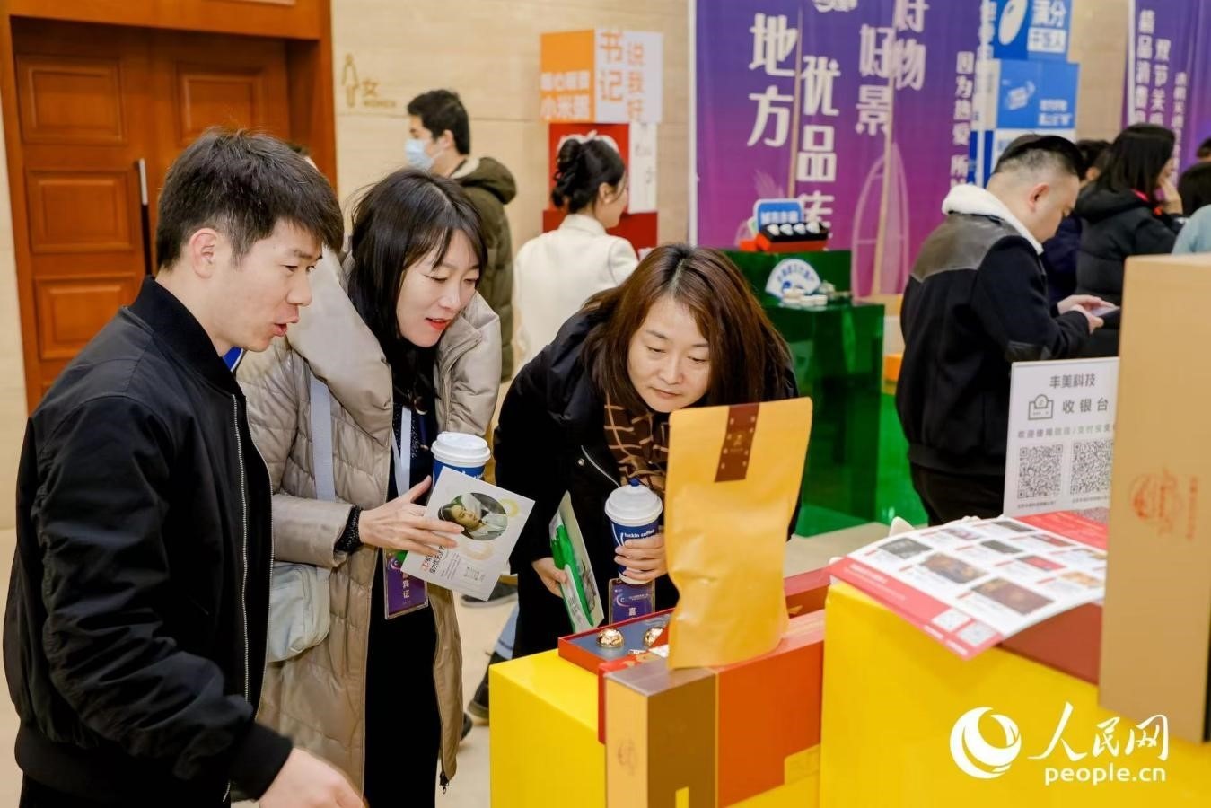 “精品消費(fèi)月·雙節(jié)關(guān)愛季”專項(xiàng)工作首站活動(dòng)現(xiàn)場。