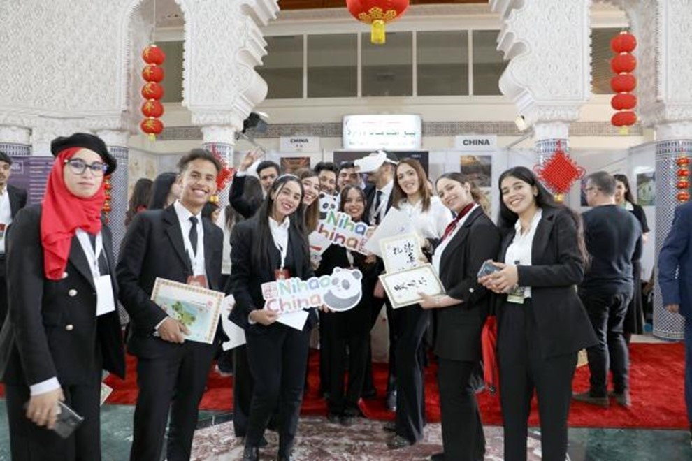 當(dāng)?shù)孛癖娛殖帧澳愫?！中國”手牌合影。拉巴特中國文化中心供圖