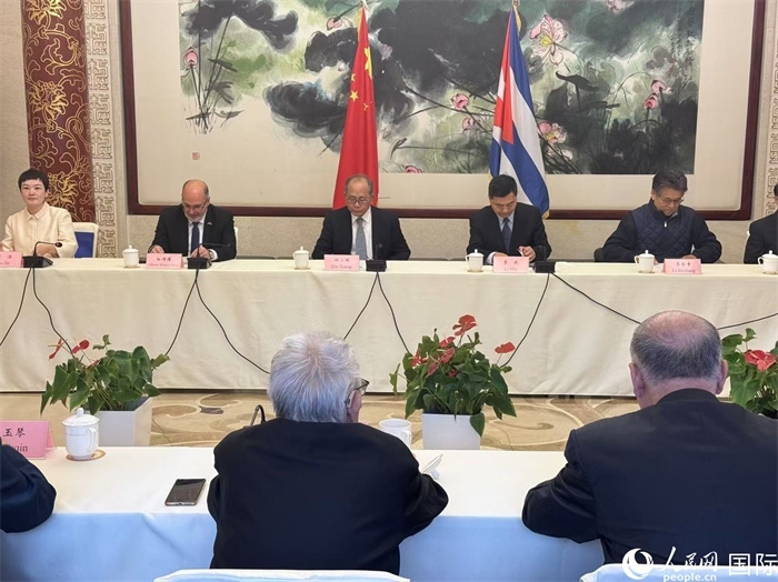 “紀(jì)念首批中國(guó)學(xué)生赴古巴留學(xué)暨中古開啟教育合作60周年座談會(huì)”在京舉辦。人民網(wǎng)記者 趙健攝