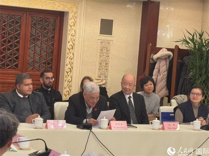 老一輩赴古留學(xué)生代表徐世澄在座談會(huì)上發(fā)言。人民網(wǎng)記者 趙健攝