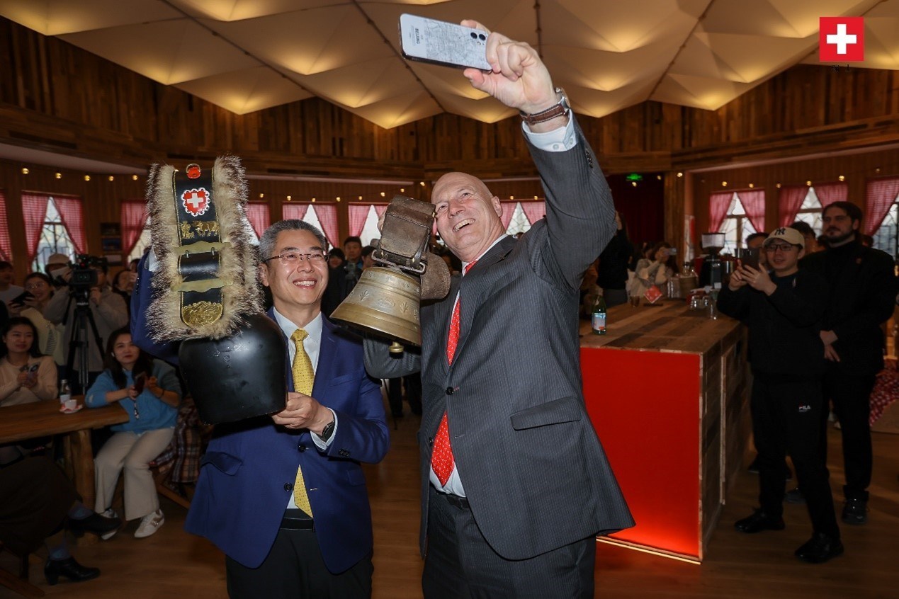 瑞士駐華大使白瑞誼與北京市西城區(qū)委副書(shū)記、代區(qū)長(zhǎng)郅海杰搖響瑞士牛鈴，共同為小木屋揭幕。瑞士駐華大使館供圖