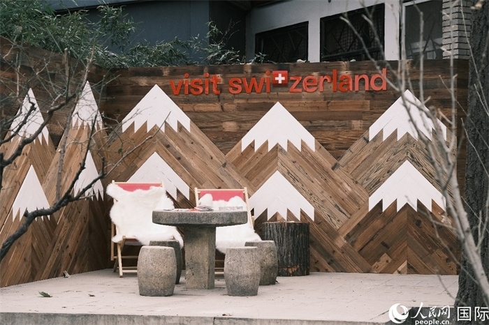 瑞士小木屋一隅，靜謐中散發(fā)出阿爾卑斯的冬日溫情。人民網(wǎng) 實(shí)習(xí)生黃睿攝