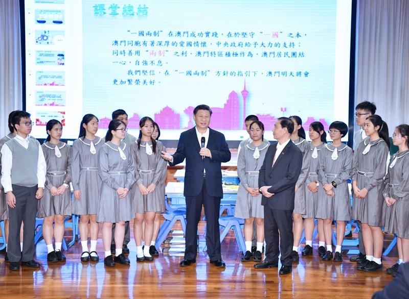 △2019年12月19日，在濠江中學(xué)附屬英才學(xué)校觀摩以“‘一國兩制’與澳門”為題的中國歷史公開課后，習(xí)近平主席走到學(xué)生中間即席發(fā)表重要講話。