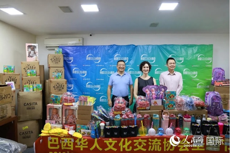 中國駐里約熱內(nèi)盧總領(lǐng)館副總領(lǐng)事王尉育（右）、里約慈善協(xié)會主席保拉·菲格雷多（中）、巴西華人文化交流協(xié)會主席上官建峰（左）出席捐贈活動并致辭。人民網(wǎng)記者 陳海琪攝