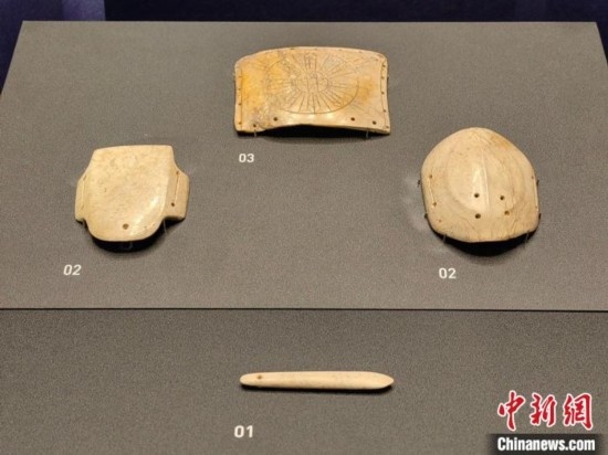 12月14日，“文明先鋒—凌家灘文化玉器展”在故宮博物院文華殿開幕。圖為展覽現(xiàn)場的玉龜、玉版和玉簽。 中新社記者 應(yīng)妮 攝