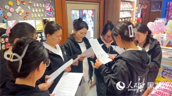 工會組織企業(yè)職工開展技能培訓活動。人民網(wǎng)記者 張哲鑫攝