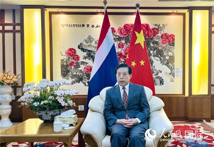 2024年12月10日，中國駐泰國大使韓志強在泰國曼谷接受中國—東盟中心（ACC）組織的“多彩東盟：2024年中國媒體東盟行”媒體團采訪。人民網(wǎng)記者 羨江楠攝