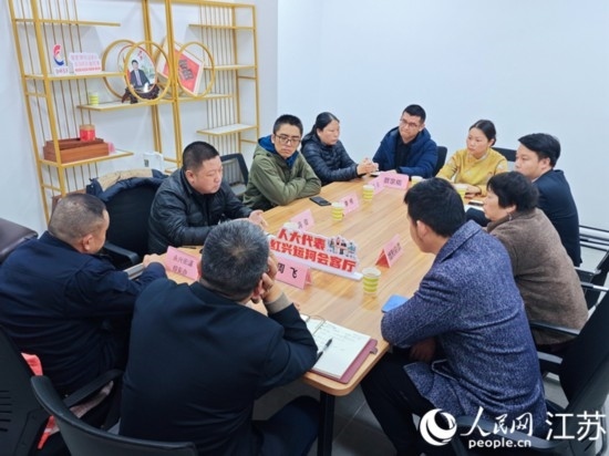 “紅興會(huì)客廳”，一場助企紓困協(xié)調(diào)會(huì)正在進(jìn)行。人民網(wǎng) 徐晨曦?cái)z