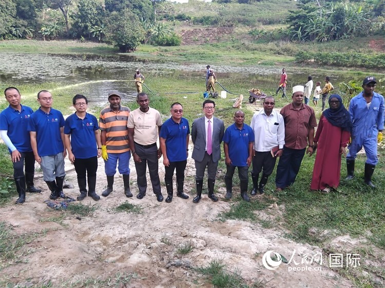 滅螺現(xiàn)場(chǎng)。施亮攝