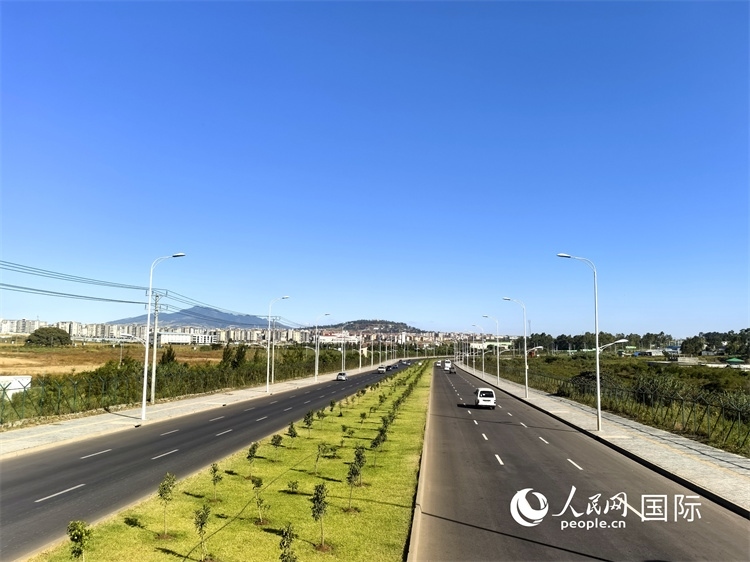 新近完工的埃塞俄比亞卡里提環(huán)線—布爾布拉—克林圖公路遠(yuǎn)景。張洪衛(wèi)攝