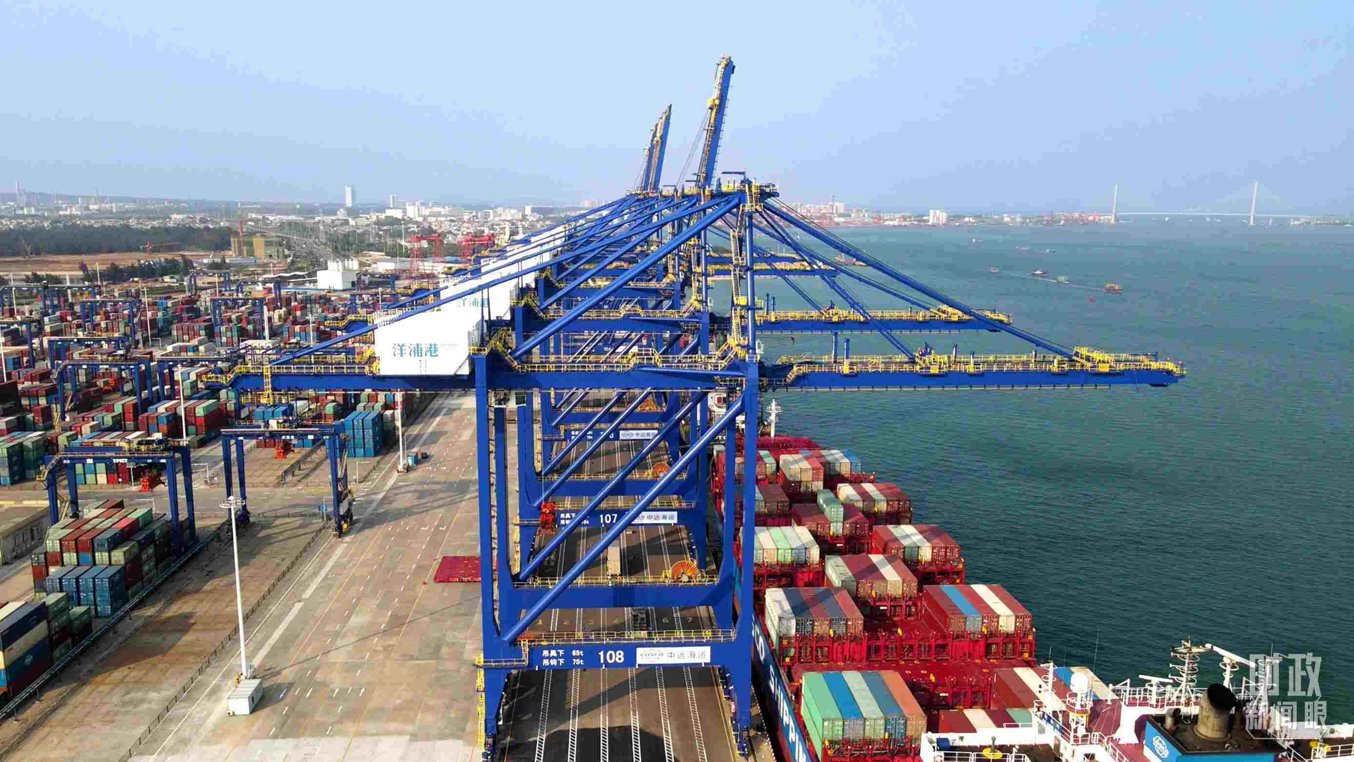 海南洋浦國際集裝箱碼頭小鏟灘港區(qū)。（總臺央視記者彭漢明拍攝）