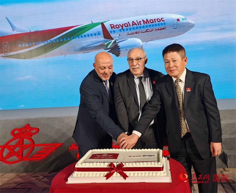 中摩雙方嘉賓共同切蛋糕，慶祝兩國(guó)直飛復(fù)航。人民網(wǎng)記者 李琰攝