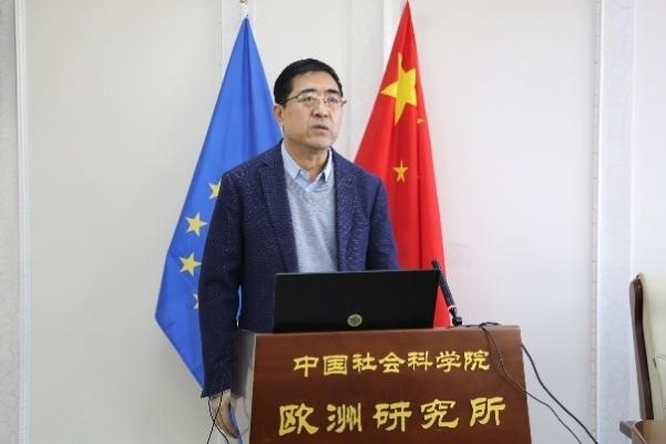 中國社會科學(xué)院歐洲研究所所長、《歐洲發(fā)展報告（2023～2024）》主編馮仲平研究員致辭。吳迪攝