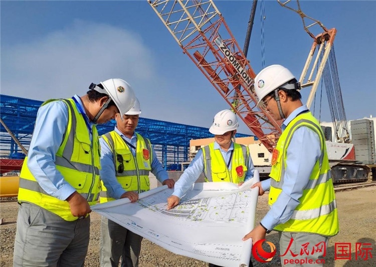 管理團(tuán)隊(duì)現(xiàn)場(chǎng)查看項(xiàng)目進(jìn)展。人民網(wǎng)記者 管克江攝