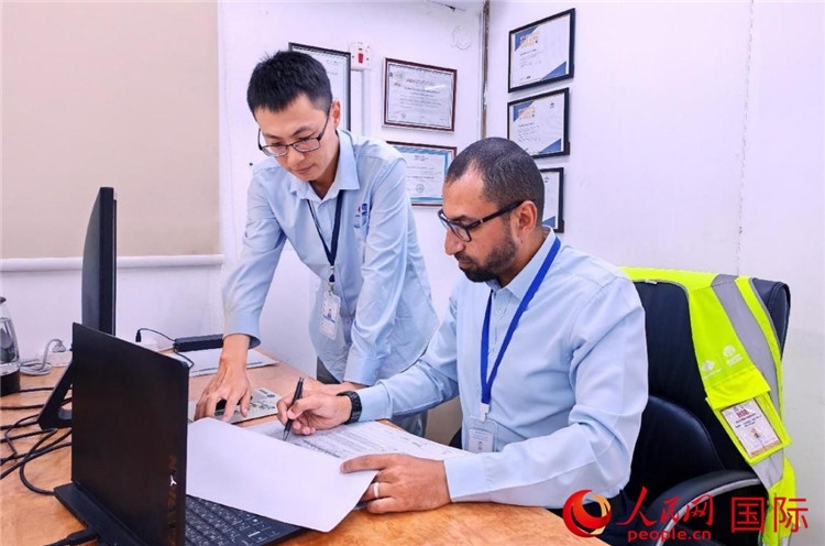 中外員工共同跟進(jìn)項(xiàng)目進(jìn)展。人民網(wǎng)記者 管克江攝