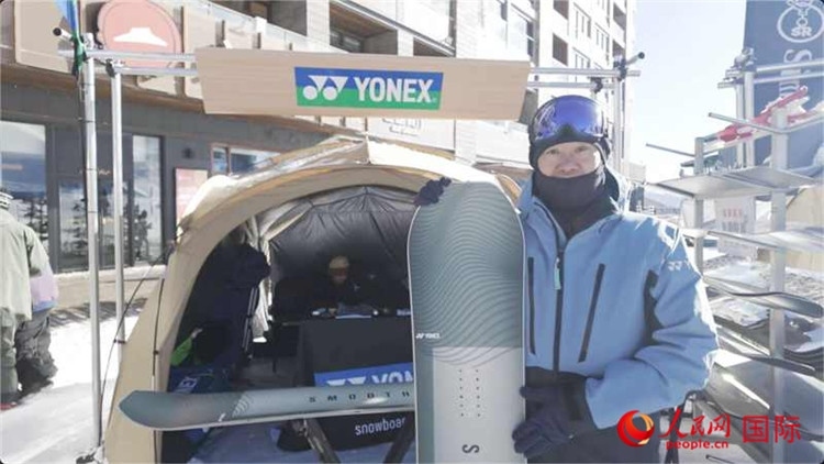 大塚幸博向記者展示滑雪板。人民網(wǎng)記者 袁蒙攝