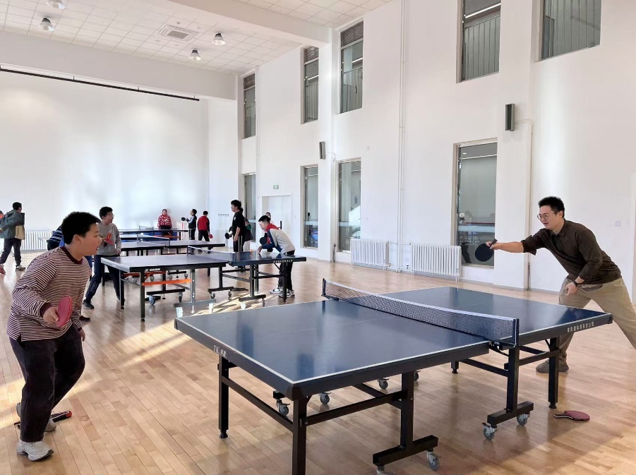 老師和學(xué)生在課間打乒乓球。人民網(wǎng) 白炅攝