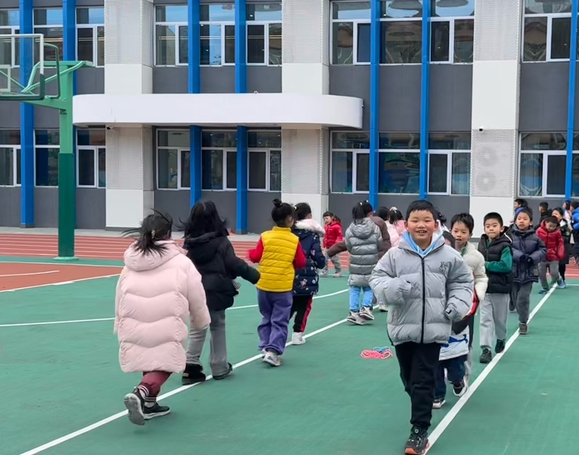 一年級的同學(xué)課間跑步 。學(xué)校供圖