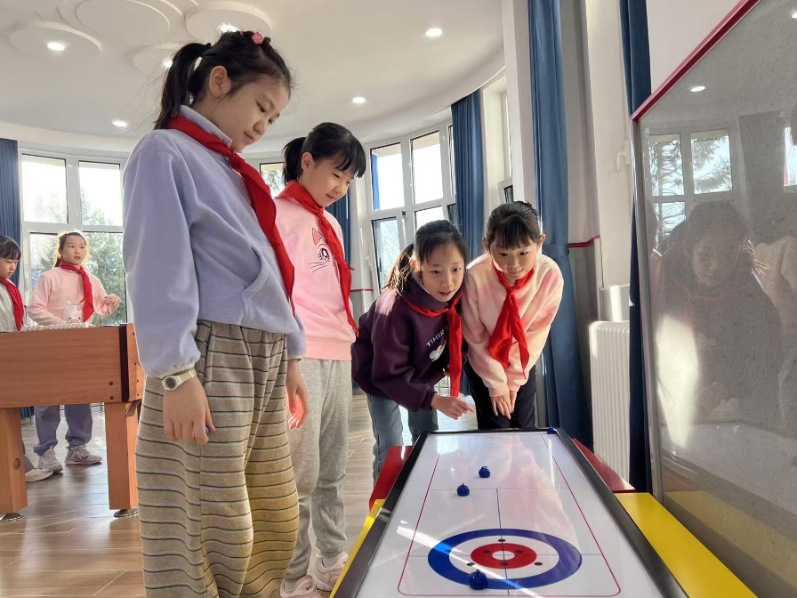 學(xué)生們在少先隊大廳進行課間活動。人民網(wǎng) 白炅攝