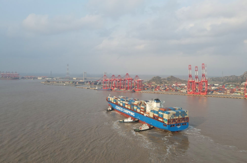 “新上海”輪抵達洋山港，這是自秘魯錢凱港開港后首個“錢凱—上?！闭胶酱危?024年12月18日攝，無人機照片）。新華社記者 方喆 攝