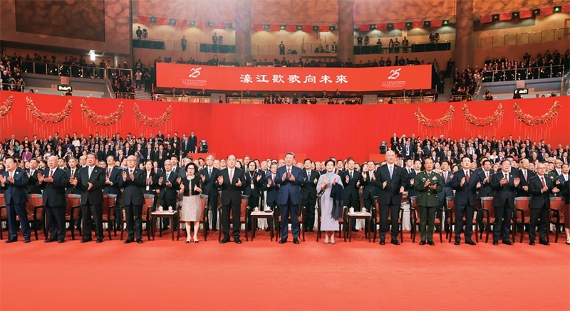 2024年12月19日晚，慶祝澳門回歸祖國(guó)25周年文藝晚會(huì)在澳門東亞運(yùn)動(dòng)會(huì)體育館舉行。中共中央總書(shū)記、國(guó)家主席、中央軍委主席習(xí)近平觀看演出。晚會(huì)最后，習(xí)近平同全場(chǎng)觀眾一起高唱《歌唱祖國(guó)》。 新華社記者 丁林/攝